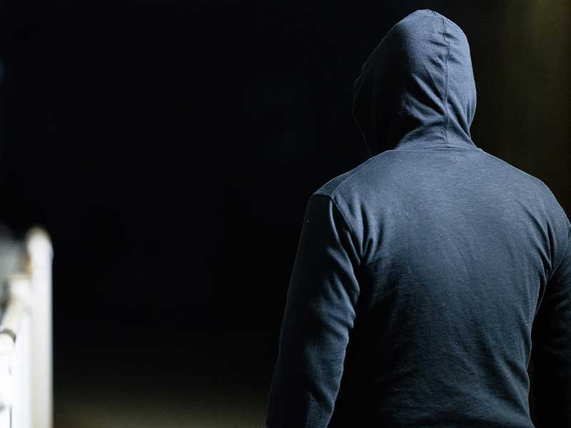 インターホンが鳴ったのに誰も映っていないのはなぜ?映らないように鳴らす不審者に注意